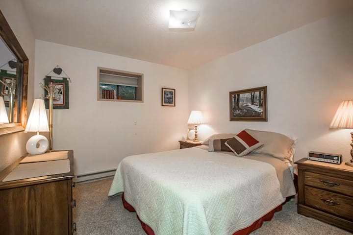 Spálňa na prízemí 1 s manželskou posteľou