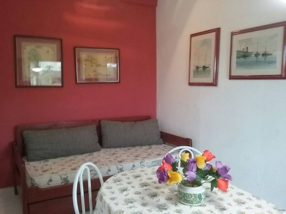 Sala com sofá cama