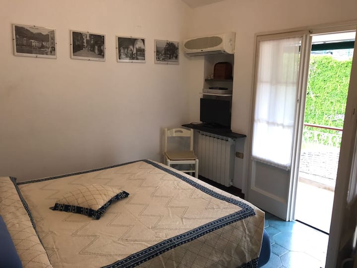 ห้องนอนเตียงใหญ่พร้อมประตูสไตล์ฝรั่งเศสบนระเบียงทิศตะวันตกเฉียงเหนือ