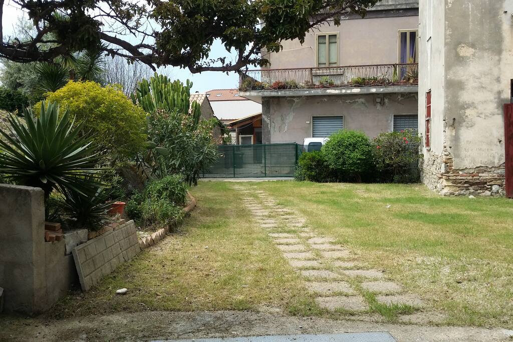 Giardino privato con posto auto