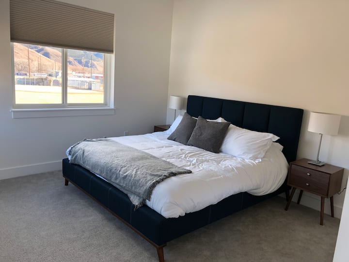 ห้องนอนใหญ่พร้อมเตียงคิงไซส์