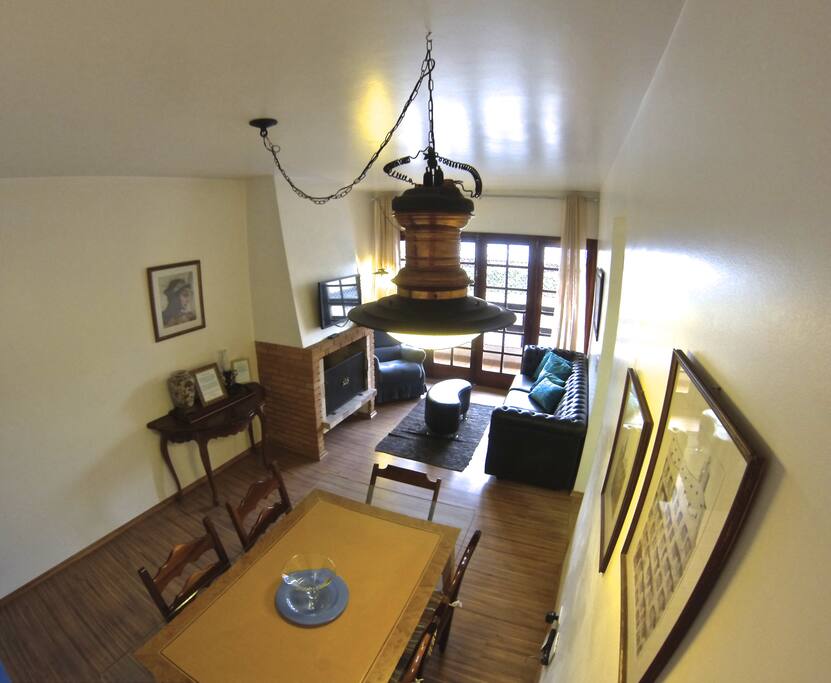 Sala com lareira e TV de LCD . Apartamento inteiramente reformado em Novembro de 2016