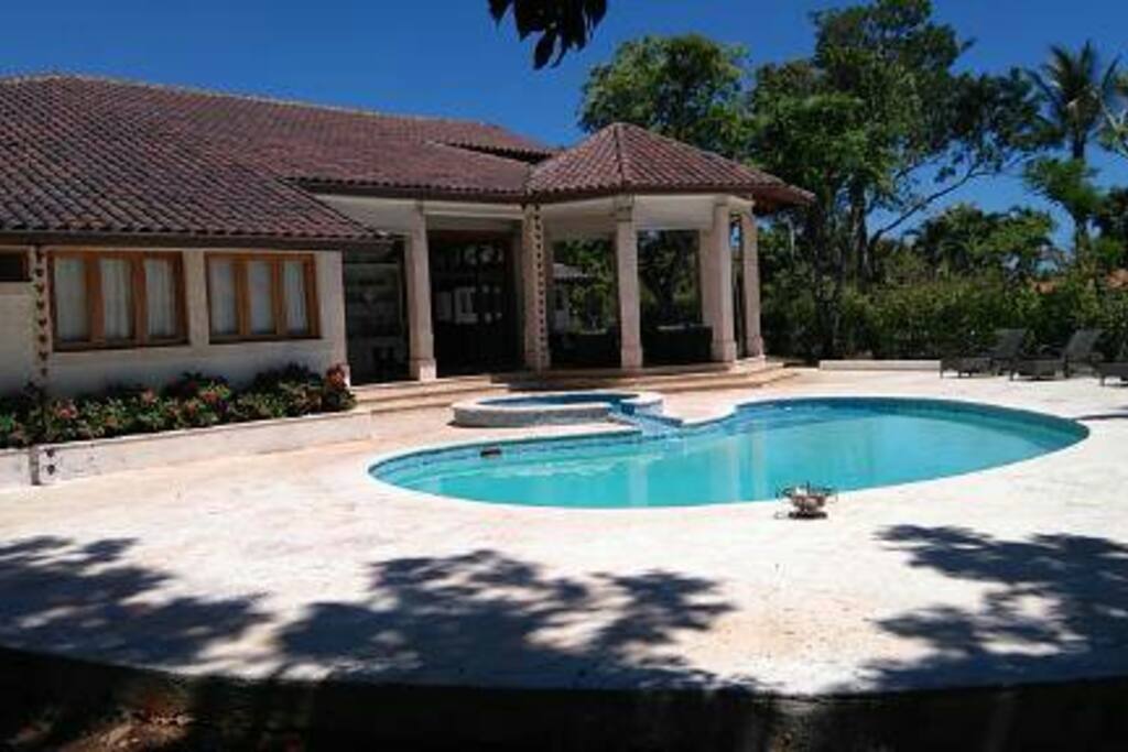 Terraza con la piscina y el Jacuzzi