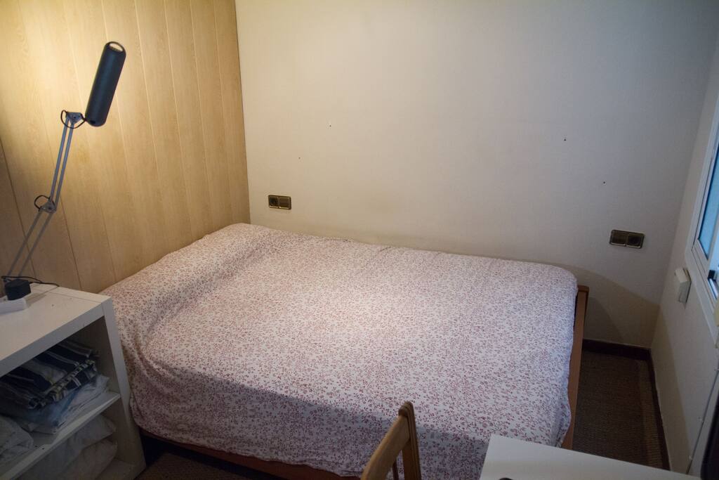 Cama de matrimonio con su correspondiente juego de sabanas y otro adicional por sus posibles necesidades.