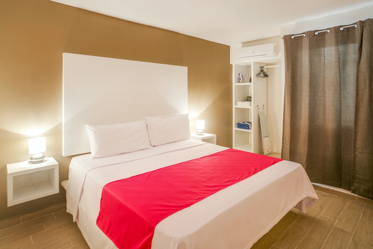 חדר שינה עם מיטת קינג ותריסי האפלה