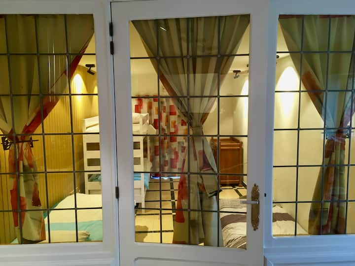 Საძინებელი 4 ადამიანისთვის: 2 ერთადგილიანი საწოლი, 1 ორსართულიანი საწოლი, საძინებლის ლამპები, კომოდი და გამოსაცვლელი მაგიდა. ზეწრები მოთხოვნისამებრ