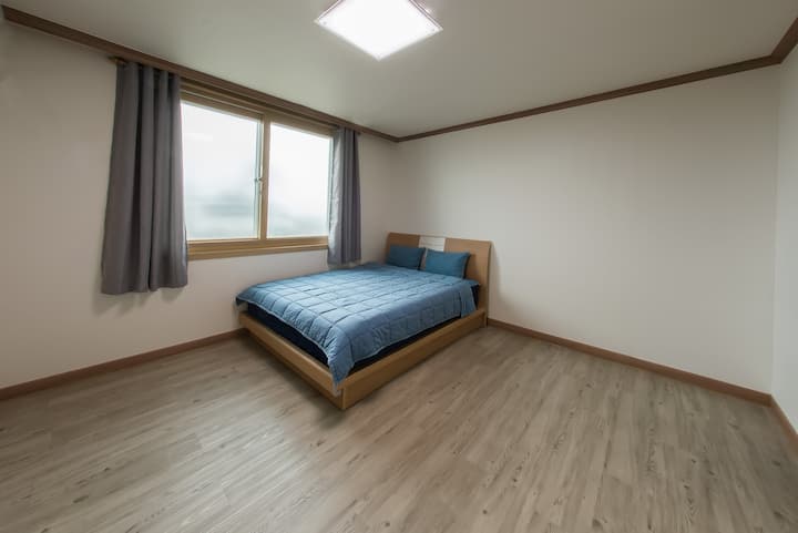 Prizemna spavaća soba bračni krevet (1,6x2 