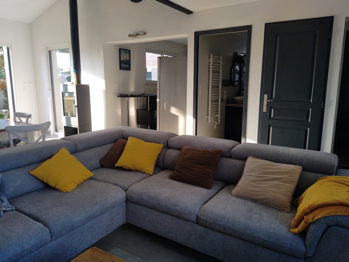 ספה פינתית שיכולה להפוך למיטה למבוגר או לשני ילדים