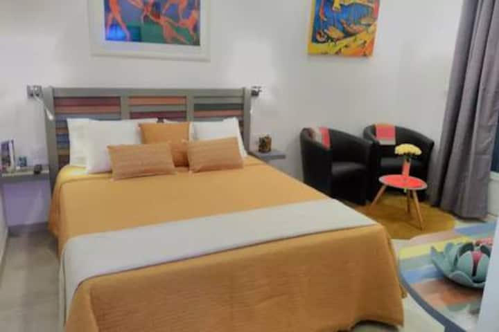 Спална соба бр. 3: студио со паметен телевизор, клима уред, тавански вентилатор и сопствена бања.