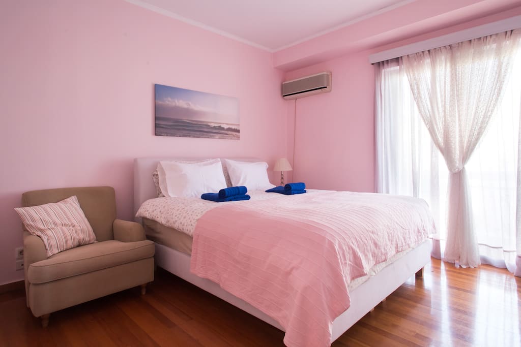 Bedroom 1, Kingsize bede with quality mattress