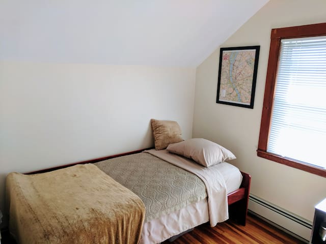 Private Room in the Charming West End of Hartford
