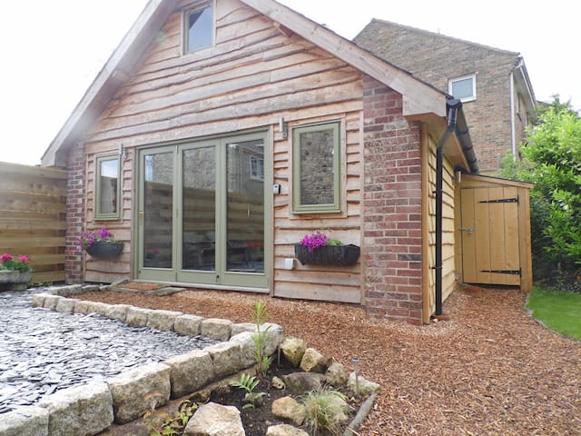 Newchurch Nook,sunny garden chalet.