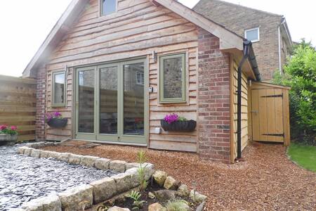 Newchurch Nook,sunny garden chalet.