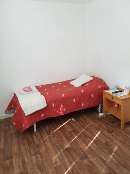90 cm säng med tjock medmadrass