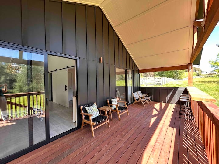 Modern Country CottageRural OutlookLarge Deck Cottages for Rent in