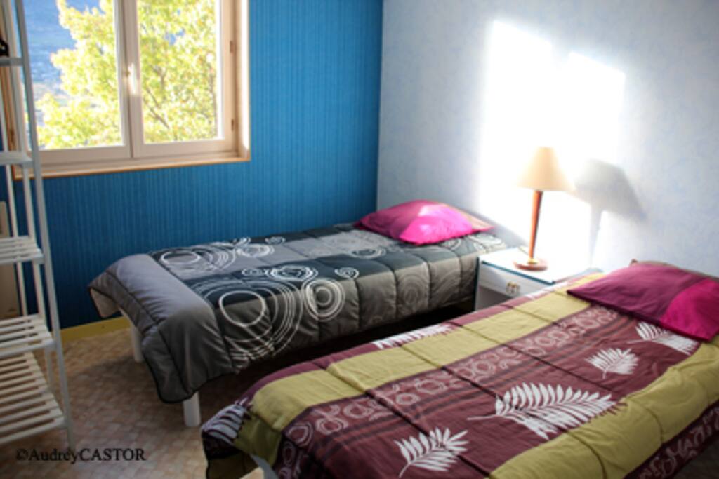 Chambre avec 2 lits de 80 cm qui peuvent être accolés.