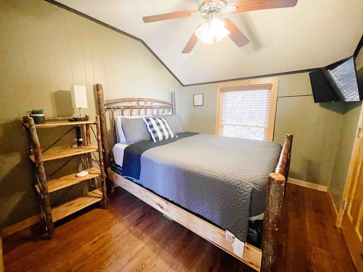 The second of the 3 upstairs bedrooms. All 3 with their own Roku TV. 