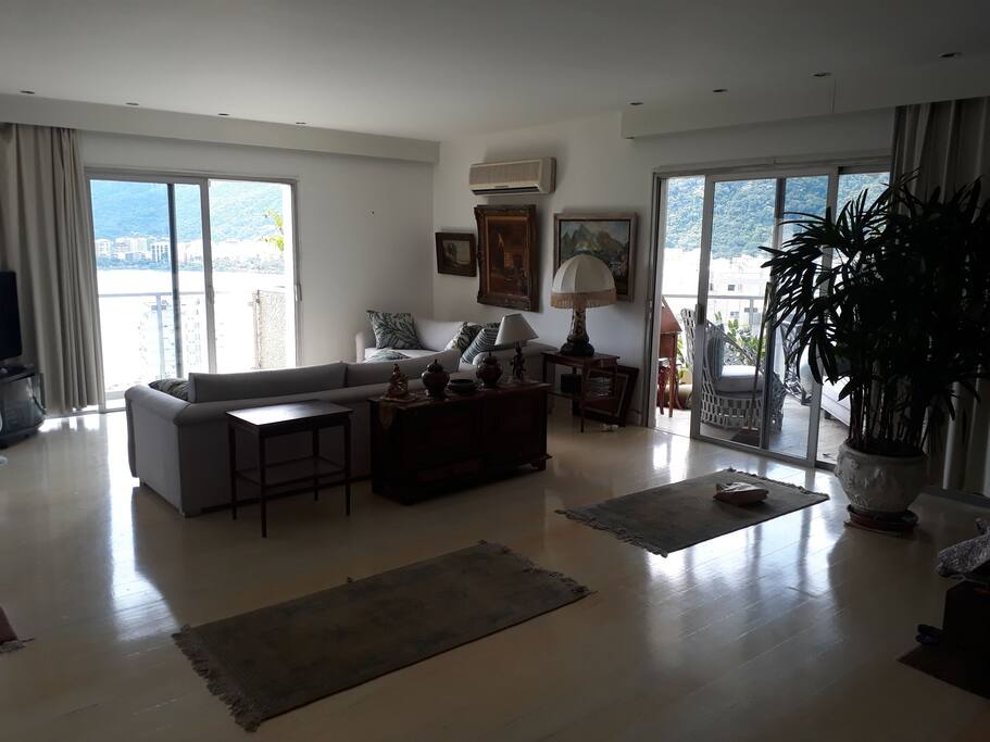 sala de estar com varandas