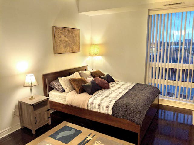 New Luxury 1+1 bed 2 bath condo, steps to subway