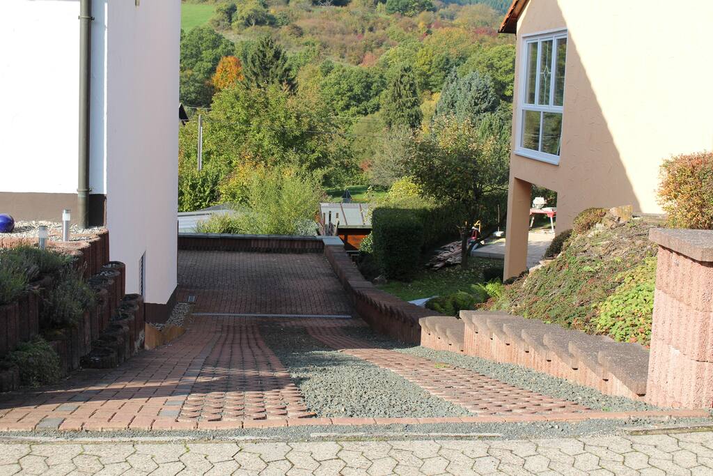 Einfahrt und Parkplatz