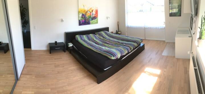 غرفة نوم كبيرة بسرير مزدوج