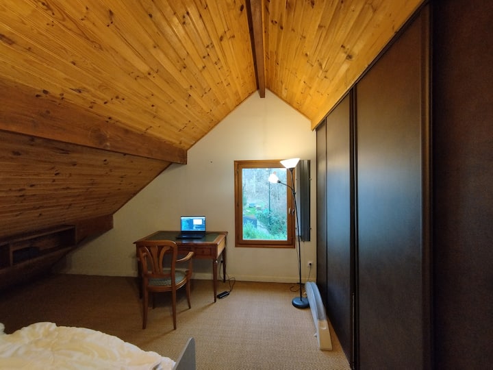 ห้องนอนชั้นบนมีเตียงและโต๊ะทำงานแบบดึงออกได้ 