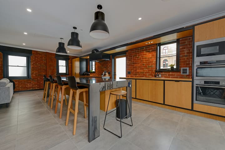 Designer Living within Historic Art Deco Building gallery image 2