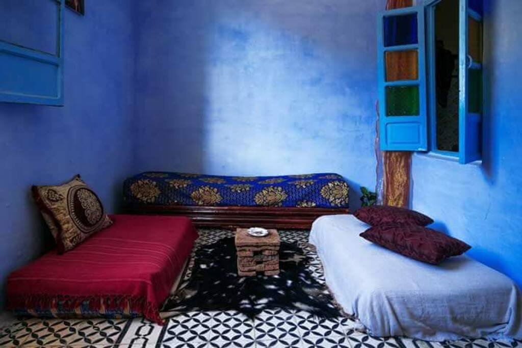 Otro ángulo de la gran habitación donde duerme una tercera persona. Hice algunas mejoras, hay un aparador de mimbre donde pongo las toallas, manta plus y donde pueden poner ropa.
En el suelo piel de cabra y mesita de corcho de nuestra montaña.