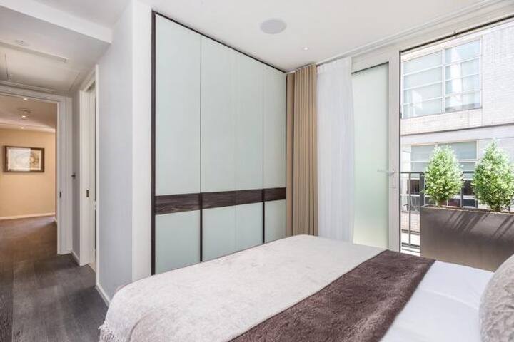 Beautiful New Luxury 2BR Oxford Circus Apartment gallery image 2