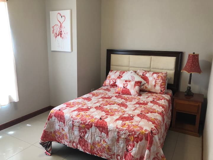 تحتوي غرفة النوم الثالثة على سرير مزدوج (أو كامل).