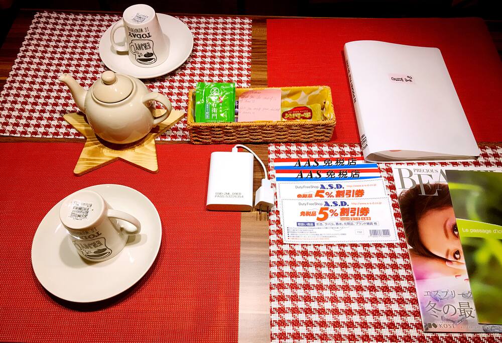 给入住的您家的感觉。免费提供小零食及茶水,还有在机场购物的上品折扣券噢。