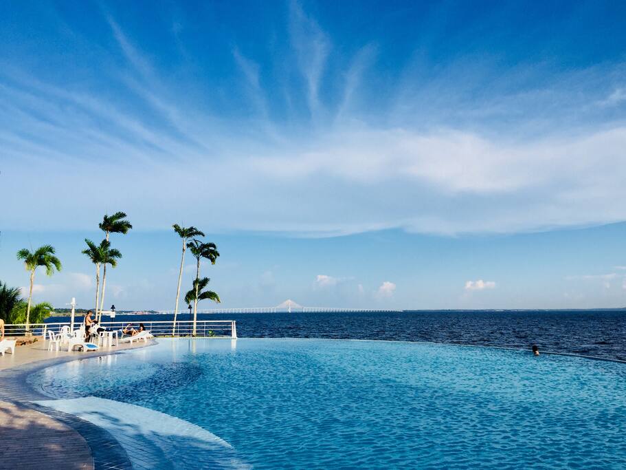 Frente da piscina com vista para o Rio Negro