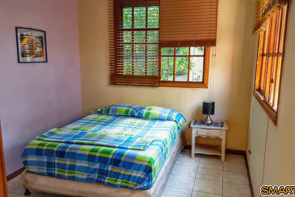 Dormitorio con aire acondicionado