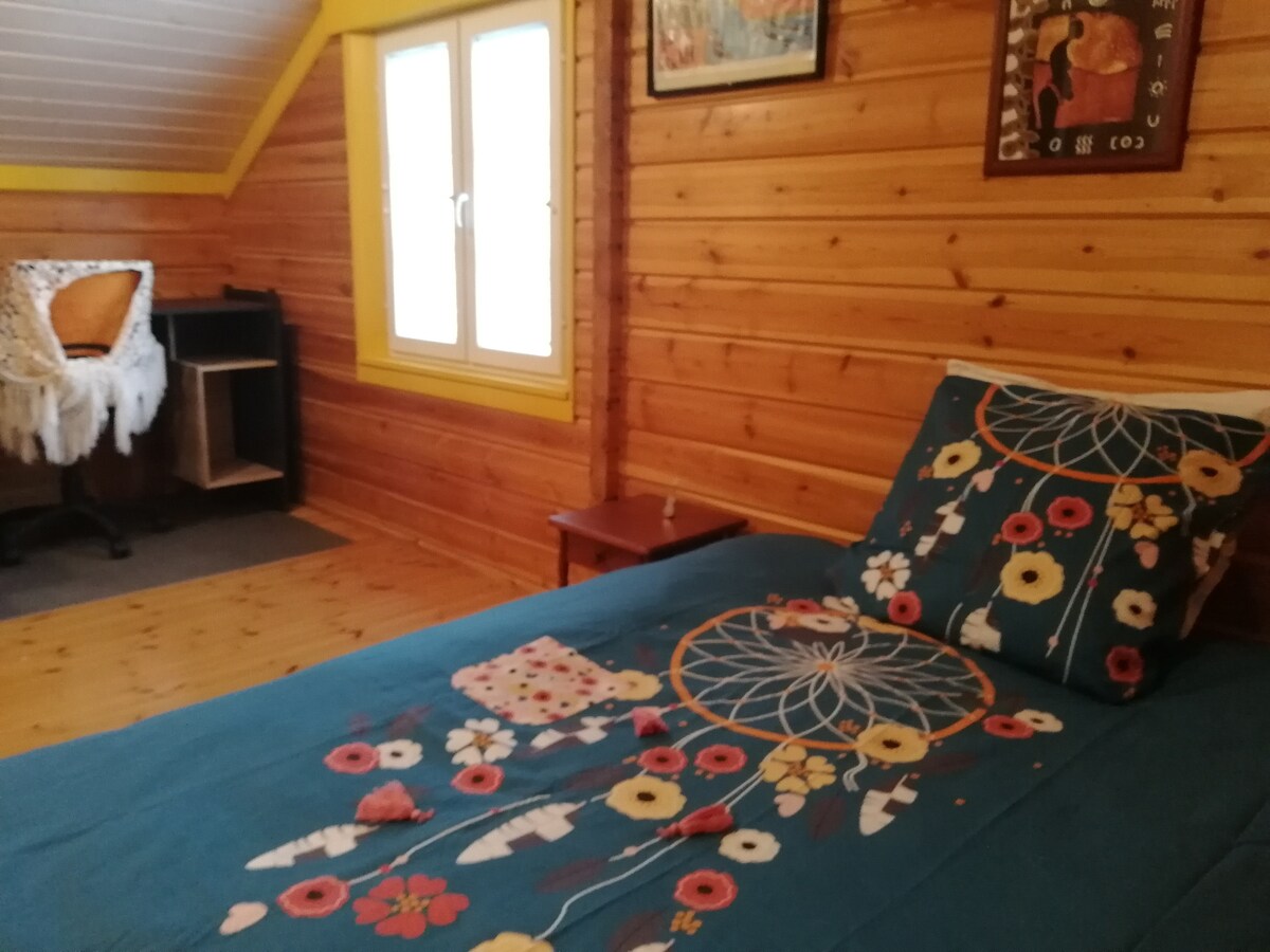 Upstairs bedroom, single bed 120/190.