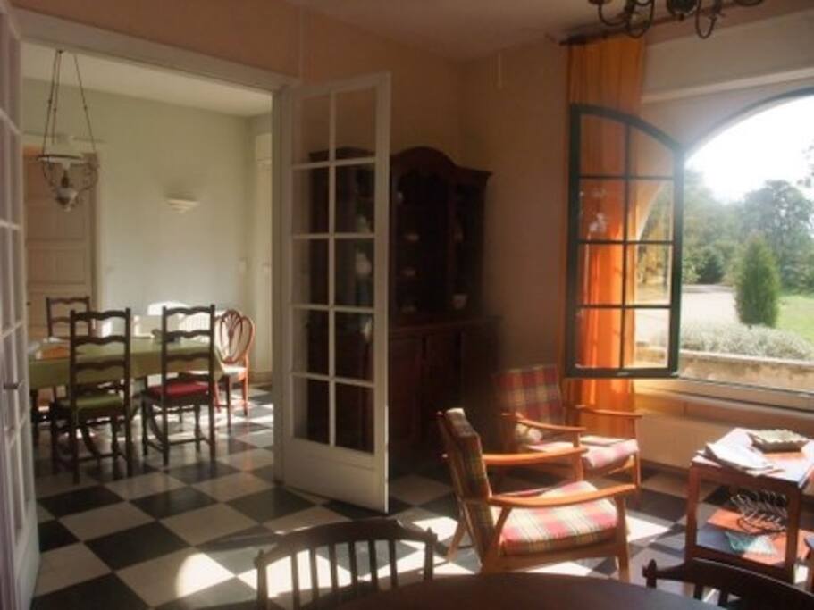 La salle à manger au fond, le salon devant, vue sur le jardin.