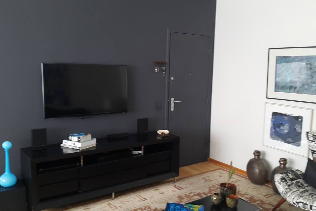 Sala de estar com tv, Blue Ray e home theater