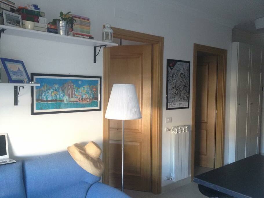 soggiorno e porte di accesso al bagno e alla camera da letto