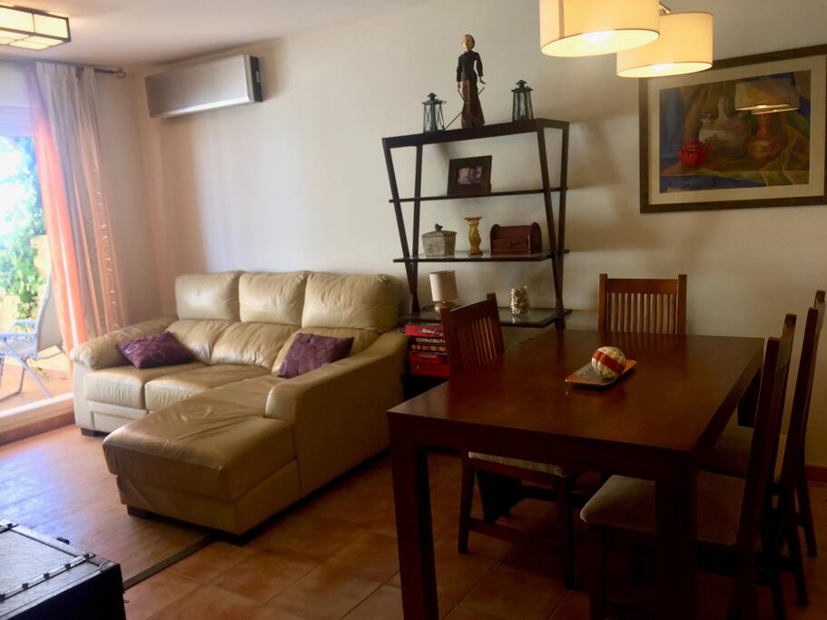 Salón con mesa de comedor extensible, aire acondicionado