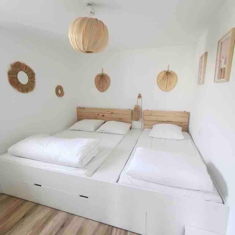 מיטה אחת ב -140, מיטה אחת ב -90 ומיטה מתקפלת אחת ב -80 