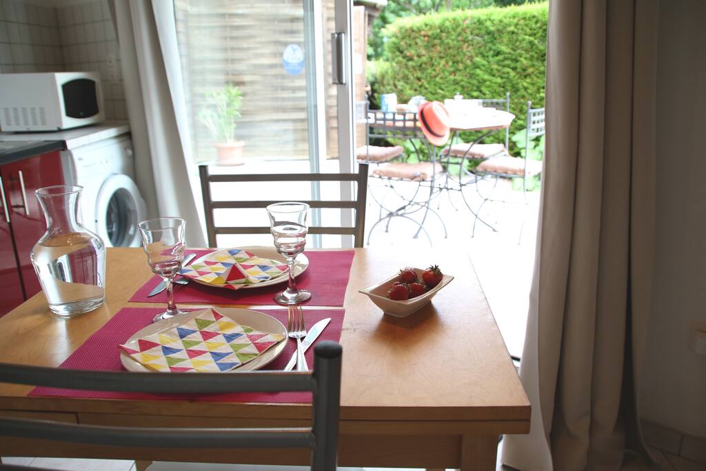 Accès direct de la cuisine sur la terrasse privative par baie vitrée