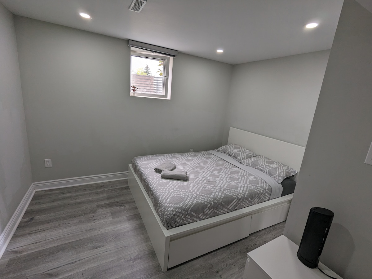 ห้องนอน 1 มีหน้าต่างบานใหญ่รับแสงแดดที่วางของตอนกลางคืนพร้อมพัดลมและตู้เสื้อผ้ากระจก