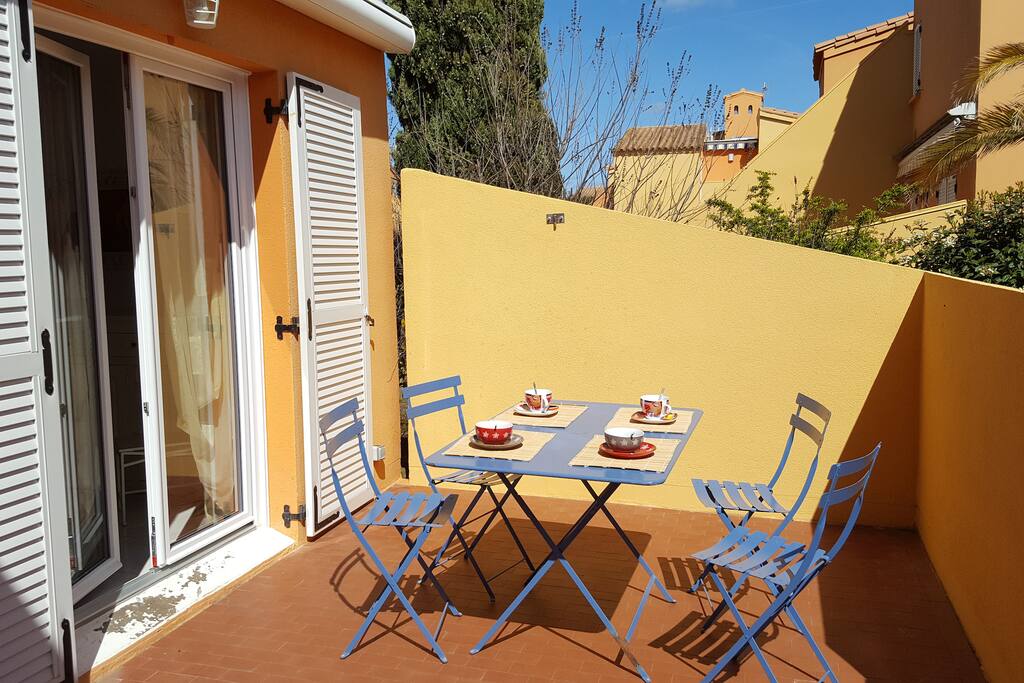 Terrasse ensoleillée le matin