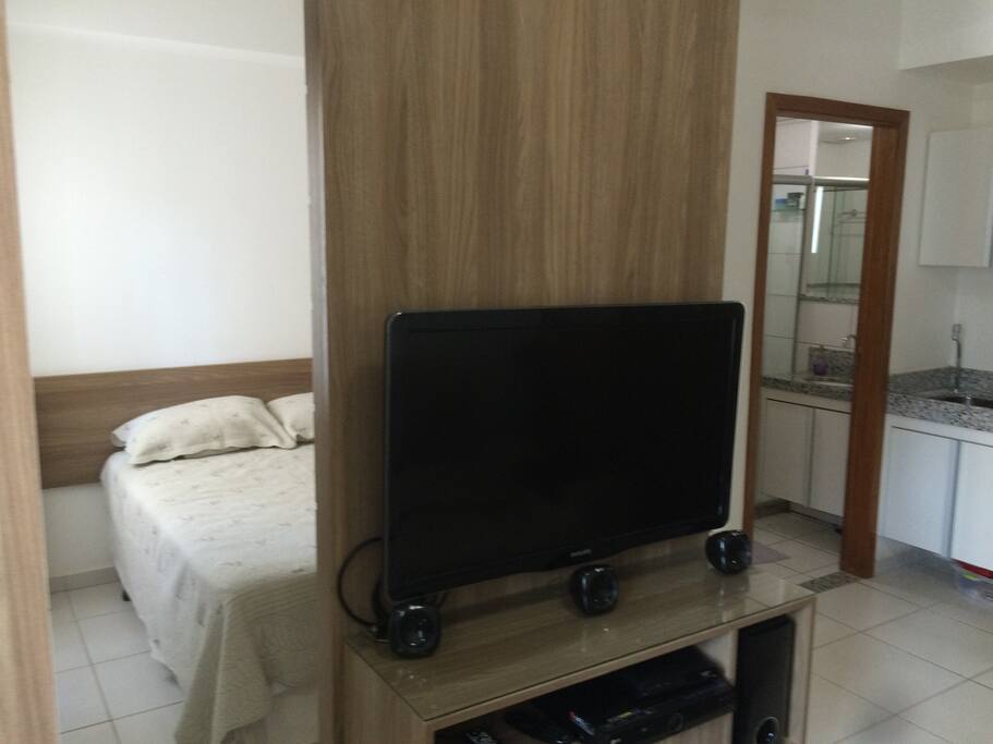 O móvel da TV é giratório. Pode virar para a cama ou para o sofá.