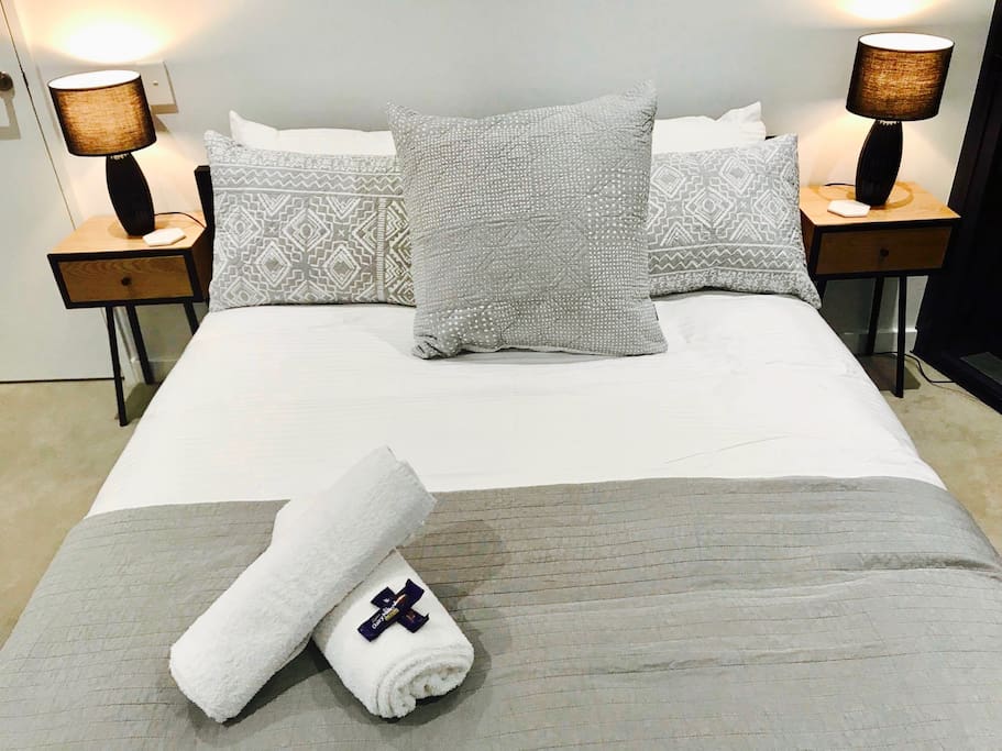 Orthopaedic mattress with Egyptian cotton sheets