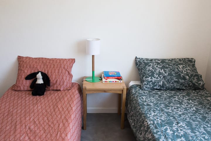 第四间卧室。请注意，现在有一张永久的双层床！更新后的照片:)