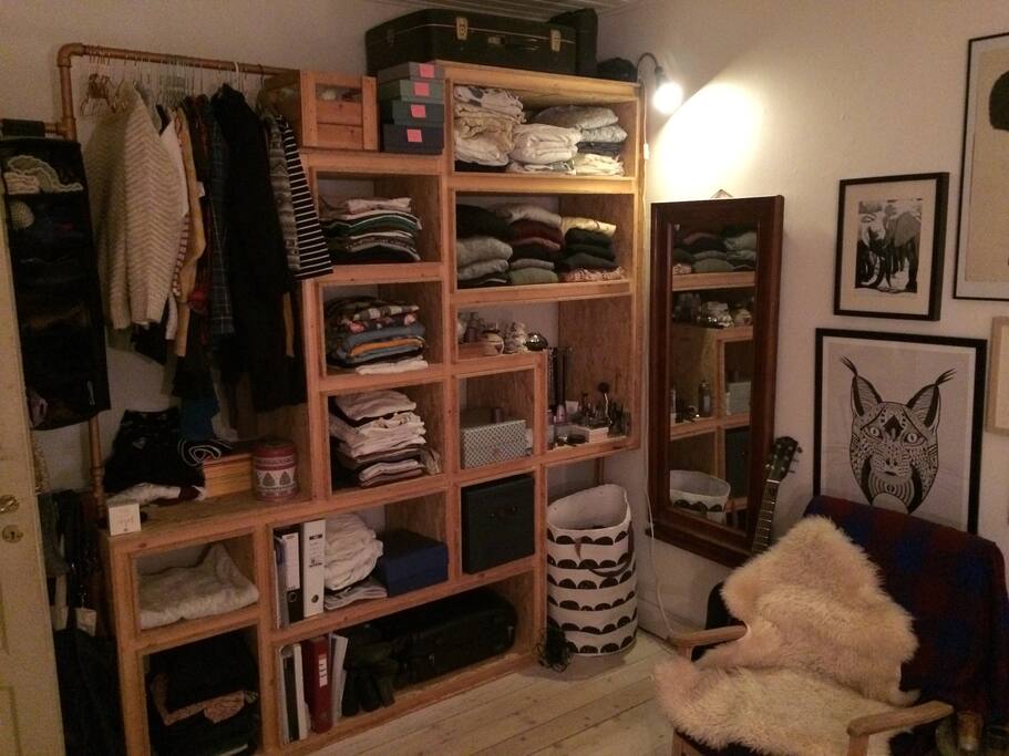 Plenty of shelves and hangers if you want to unpack your suitcase