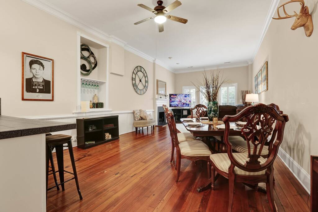 Open expansive floor plan perfect for groups. Frank Sinatra mugshot next to the bar. Make sure to cheers old blue eyes.