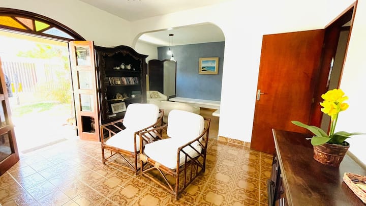 2 pièces principales d'entrée en bas de la maison. Salle de télévision pour un bon repos et idéale pour la fraternisation et l'interaction avec divers jeux de société et table de football, magazines et livres pour une bonne lecture, canapés confortables 