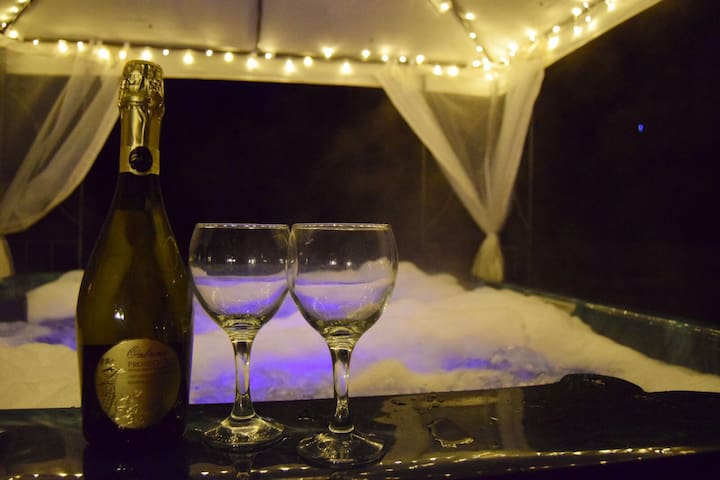 Cosy 1 bedroom lodge in the welsh country side.