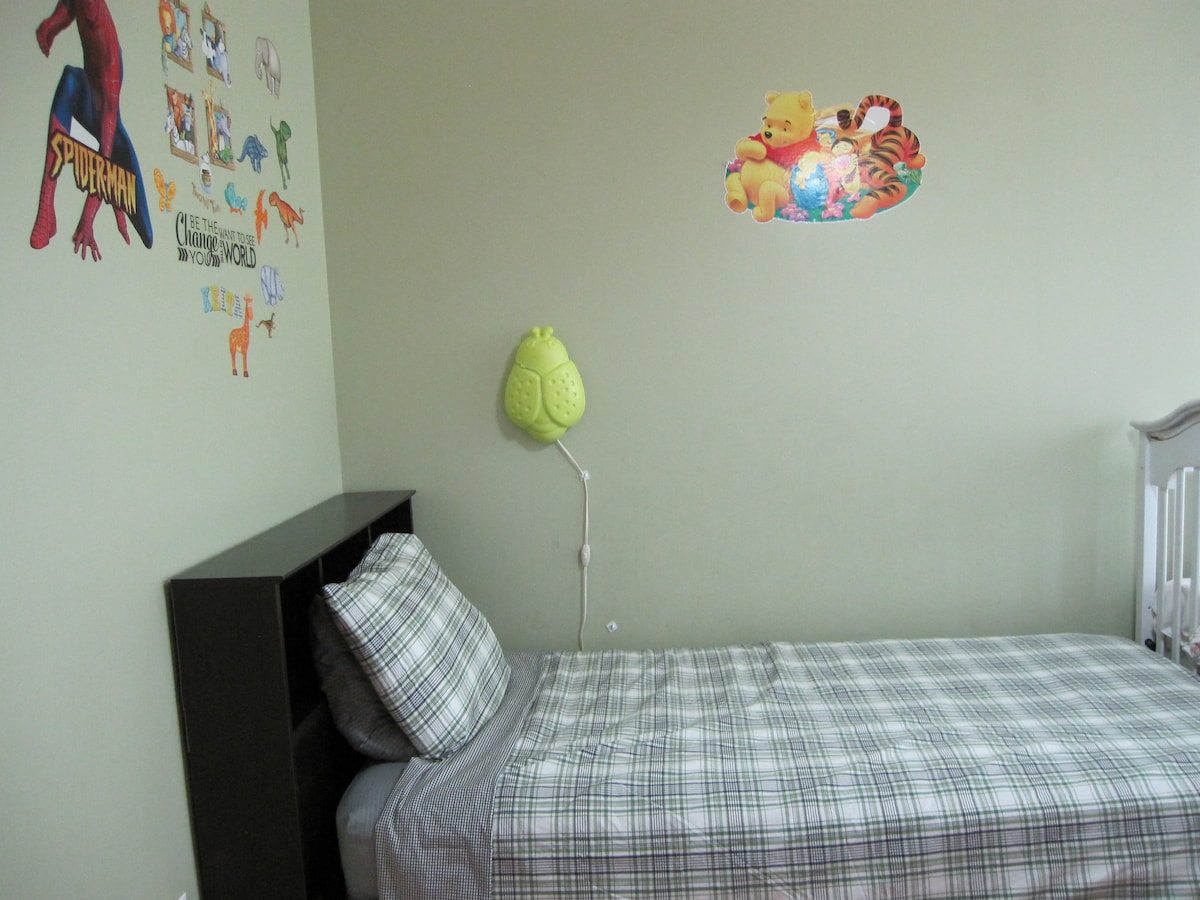 Upper level 2nd bedroom